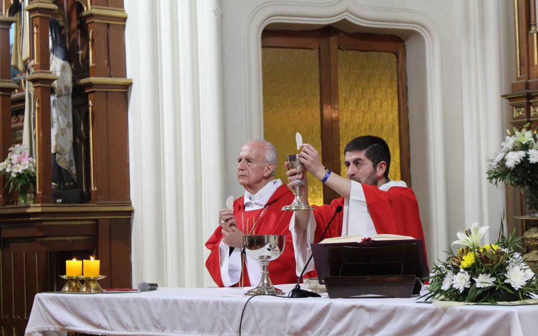 Niños y jóvenes reciben Sacramentos de Iniciación