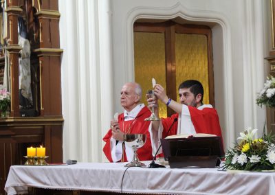 Niños y jóvenes reciben Sacramentos de Iniciación