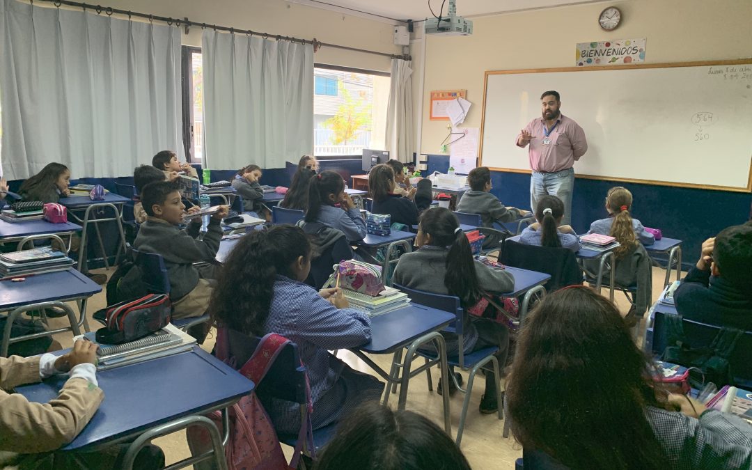Papás colaboran en Clases de Matemática