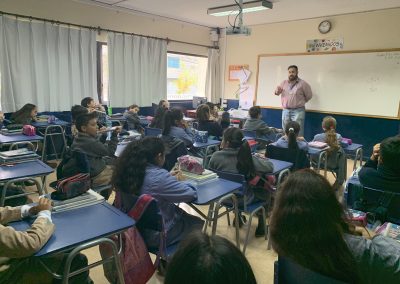 Papás colaboran en Clases de Matemática