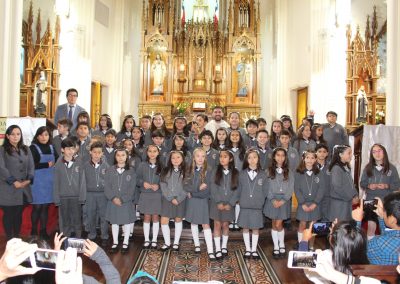 Niños y Niñas reciben a Jesús Sacramentado