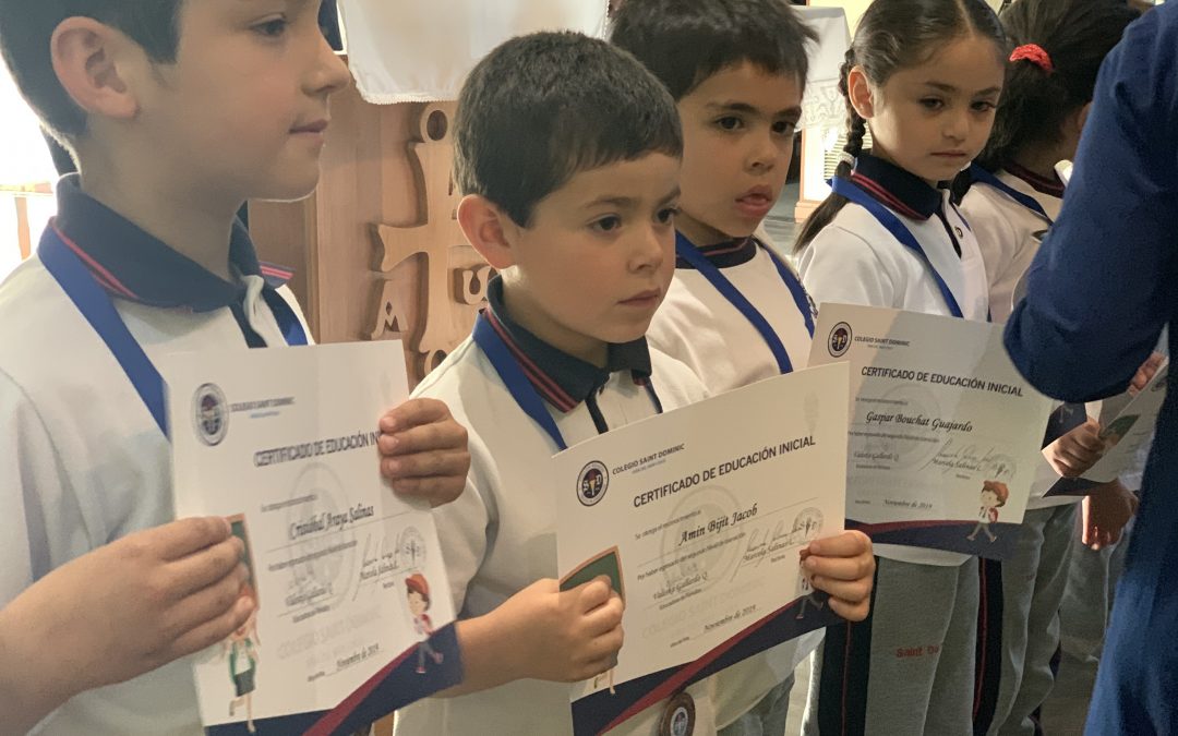 EMOTIVA LITURGIA DE DESPEDIDA  DE ALUMNOS DE KINDER