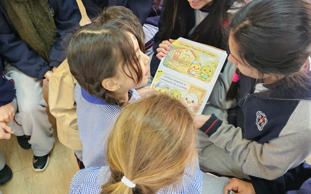 Estudiantes de III Medio compartieron cuentos valóricos con alumnos de Kínder